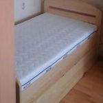 łóżko z pojemnikami