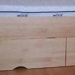 pojemniki w łóżku