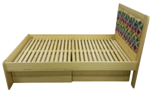 Łóżko z drewna z tkaniną