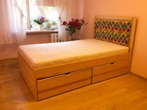 Łóżko z drewna z tkaniną